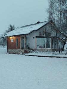 una casa con la neve per terra davanti di Holiday home Ivano a Korenica