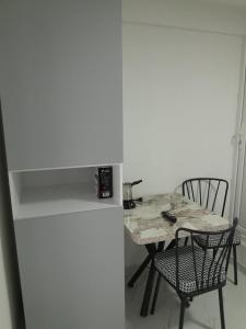 een keuken met een tafel en een tafel en een koelkast bij Tin-Nik Apartments in Kruševo
