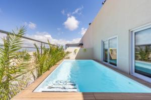 una piscina nel cortile di una casa di Design Luxury Penthouse with Private Pool a Żurrieq