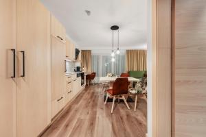 een keuken met een tafel en een eetkamer bij Hotel Dominic in Sölden