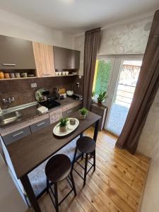 a kitchen with a table and two stools at Vilasukovo in Sukovo