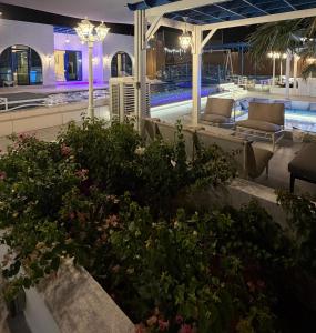 een resort met een zwembad in de nacht bij Santorini check in in Ras al Khaimah