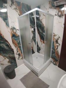 bagno con specchio su una parete in marmo di Holiday home Ivano a Korenica Altre 23 foto