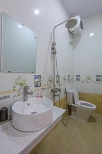 a bathroom with a sink and a toilet at Huế Silk Homestay in Cồn Giả Viên