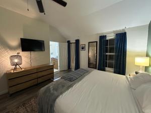 En eller flere senge i et værelse på Castlewood Inn