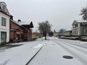eine schneebedeckte Straße in einer Stadt mit Gebäuden in der Unterkunft Spacious and charming apartment in central Storvik in Storvik + 3 Fotos