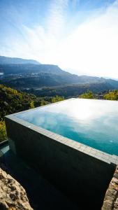 Piscina de la sau aproape de Fay Retreat