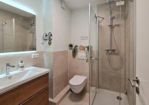 a bathroom with a shower and a toilet and a sink at Strandliebe in Scharbeutz, 150m zum Strand! Sonnenbalkon, ruhig gelegen, kostenfreier Parkplatz, Fahrstuhl in Scharbeutz