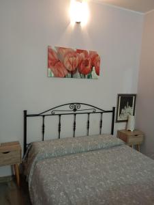 una camera da letto con un letto e un quadro sul muro di Stanza privata nel centro di Lamezia a Lamezia Terme Altre 2 foto