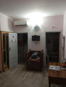 un soggiorno con un divano e un tavolo di Stanza privata nel centro di Lamezia a Lamezia Terme