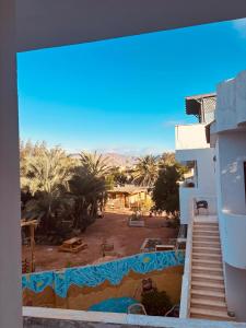een uitzicht vanaf het balkon van een gebouw bij Shehab Dahab in Dahab