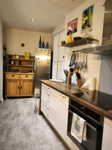 Nhà bếp/bếp nhỏ tại Cocon pyrénéen +5 ảnh