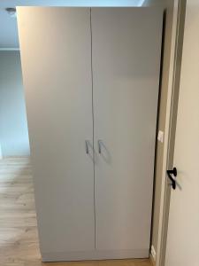 een witte kast met een deur in een kamer bij New studio centrally located in Leknes in Leknes