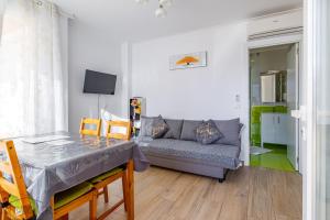 een woonkamer met een bank en een tafel bij Inftour President 2 Apartamento in Calpe