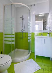 een badkamer met een douche, een toilet en een wastafel bij Inftour President 2 Apartamento in Calpe