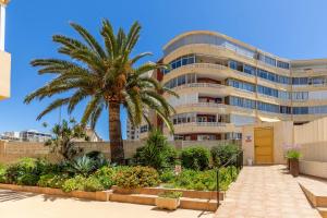 een palmboom voor een gebouw bij Inftour President 2 Apartamento in Calpe