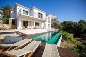 une villa avec piscine devant une maison dans l'établissement Villa vue mer Cap Corse, à San-Martino-di-Lota 30 autres photos