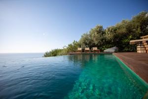 une piscine avec vue sur l'océan dans l'établissement Villa vue mer Cap Corse, à San-Martino-di-Lota