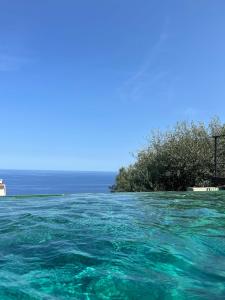 Vue sur l'eau avec une île en arrière-plan dans l'établissement Villa vue mer Cap Corse, à San-Martino-di-Lota