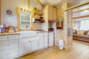 een keuken in een tiny house met een bank bij Charming Tiny Home Studio Sleeps 2 - Grill - Porch in Acuff
