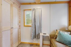 een woonkamer met een raam en een bank bij Charming Tiny Home Studio Sleeps 2 - Grill - Porch in Acuff