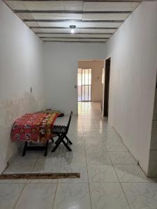 een kamer met een tafel en een bank erin bij Casa Praia Japaratinga in Japaratinga