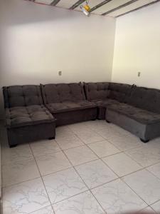 een bruine bank in een woonkamer bij Casa Praia Japaratinga in Japaratinga