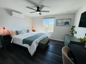 En eller flere senge i et værelse på Downtown Fort Myers Beach Vacation Rentals - The Loft FMB