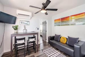 Et opholdsområde på Downtown Fort Myers Beach Vacation Rentals - The Loft FMB