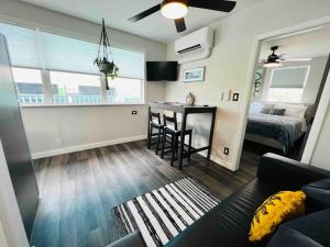 Et opholdsområde på Downtown Fort Myers Beach Vacation Rentals - The Loft FMB