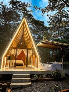 En have udenfor Glamping para parejas con jacuzzi en Puyo