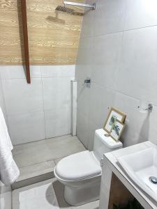 Et badeværelse på Glamping para parejas con jacuzzi en Puyo + 1 billede