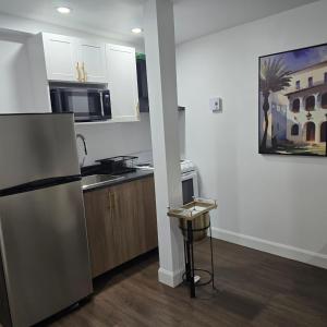 een keuken met een roestvrijstalen koelkast en een aanrecht bij Ici Chez Vous in Trois-Rivières