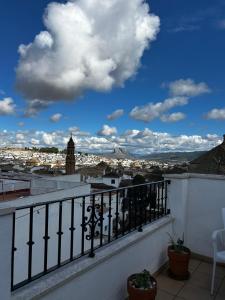 een uitzicht op een stad vanaf een balkon bij Luz del Sur in Antequera