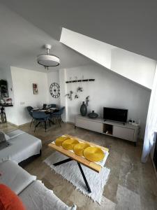 een woonkamer met een bank en een tafel bij Luz del Sur in Antequera