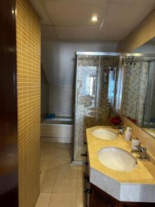 een badkamer met twee wastafels en een douche bij Luz del Sur in Antequera +10 foto's