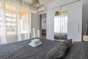 een slaapkamer met een bed en een grote spiegel bij Inftour President 2 Apartamento in Calpe