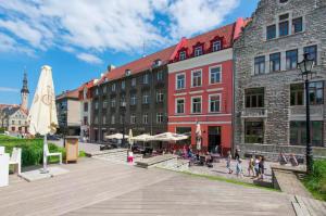 un grupo de edificios en una ciudad con un paseo marítimo en Tallinn City Apartments Residence en Tallin