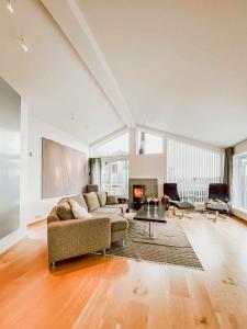 Posezení v ubytování Charming Cabin Overlooking Vegglifjell + 22 fotografií