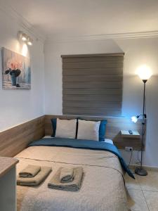 een slaapkamer met een groot bed met handdoeken erop bij BEACH Arguineguin FIRST LINE 8 studio CHG FAMILY HOTEL in Arguineguín