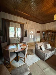 een woonkamer met een tafel en een bank bij House by the Mountain in Konitsa