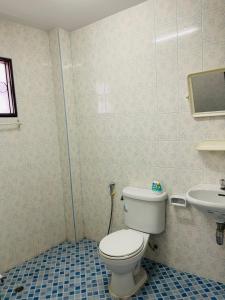 ein Badezimmer mit Toilette und Waschbecken in der Unterkunft ท่าบูรพาวิลล่า ที่พักพร้อมสระน้ำ ทั้งหลัง in Ban Hua Khao Sammuk + 37 Fotos