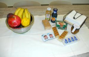 un tavolo con un cesto di frutta e un piatto di cibo di Casa Micò a Torre Santa Susanna Altre 40 foto