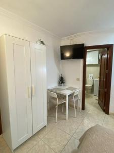 een keuken met een tafel en een eetkamer bij BEACH Arguineguin FIRST LINE 8 studio CHG FAMILY HOTEL in Arguineguín +46 foto's