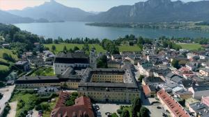 une vue aérienne sur une ville à côté d'un lac dans l'établissement Schlosshotel Mondsee, à Mondsee