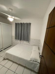 En eller flere senge i et værelse på Apt perto da praia com quarto de casal