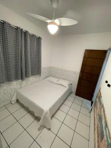 En eller flere senge i et værelse på Apt perto da praia com quarto de casal + 36 billeder