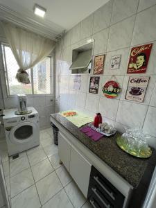 Køkken eller tekøkken på Apt perto da praia com quarto de casal