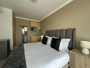 En eller flere senge i et værelse på The Hills at 1 Meeu + 66 billeder