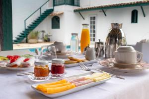 een tafel met borden met voedsel op een tafel bij Elsi Pousada in Búzios